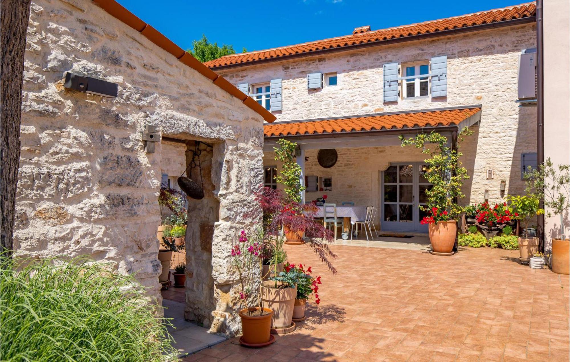Amazing Home In Foli With Kitchen מראה חיצוני תמונה