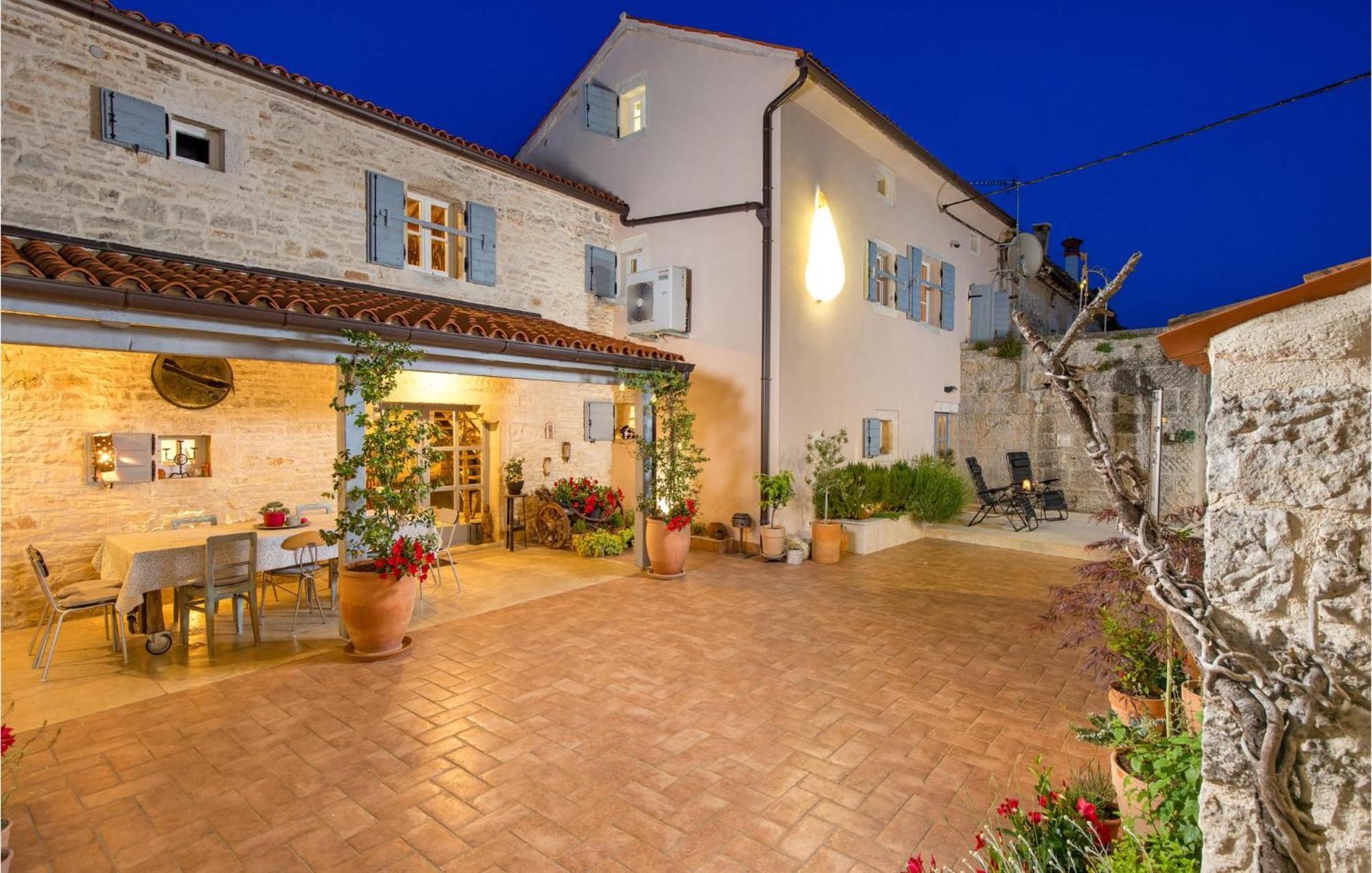 Amazing Home In Foli With Kitchen מראה חיצוני תמונה